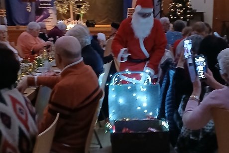 Nikolaus beim Verteilen der Geschenke