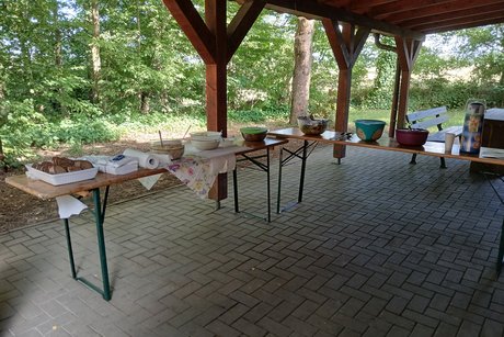 Tische mit den Salaten