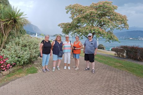 Spaziergang am Seeufer.