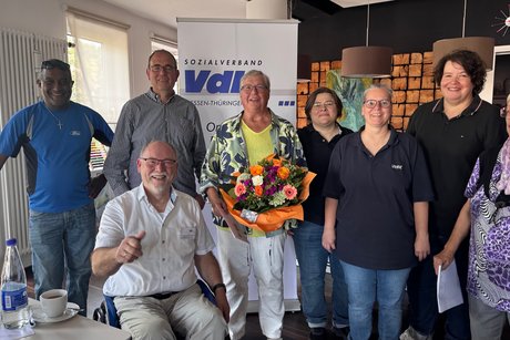 Kompletter Vorstand mit Margot Ehmann, die in der Versammlung mit einem Blumenstrauß als Kassenführerin verabschiedet wurde.