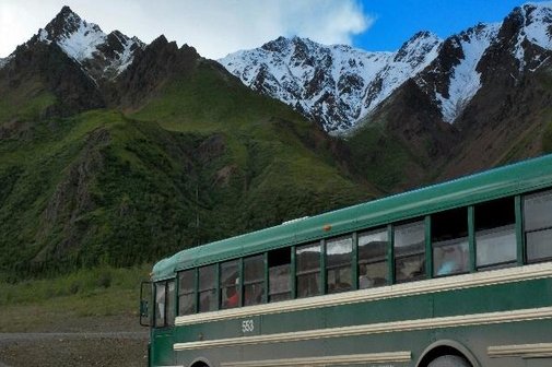 Bus vor schneebedeckten Bergen Bus vor schneebedeckten Bergen