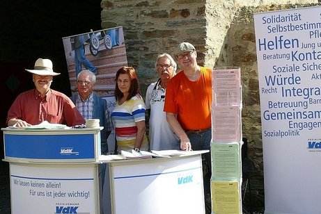 Mitglieder des VdK-Ortsverbandsvorstandes am Informationsstand, links VdK-Ortsverbandsvorsitzender Alfred Strauß