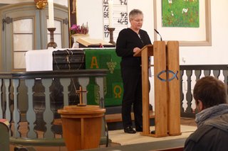 Die erste Vorsitzende, Frau Simone Kahlenberg, spricht im Gottesdienst