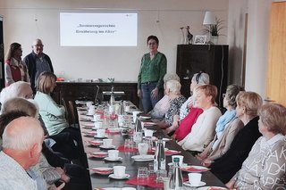 Daniel und Bettina eröffnen und begrüßen Frau Grimm, unsere Referentin