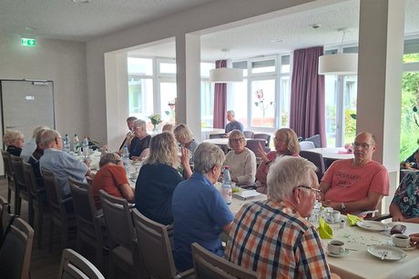 Das Bild zeigt einen Teil der anwesenden Mitglieder und G&auml;ste
