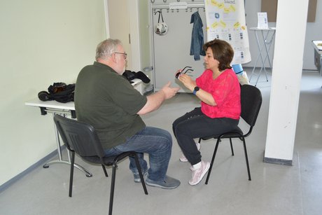 Eine Besucherin probiert die Brillen zur Simulation des Sehens bei unterschiedlichen Augenkrankheiten.