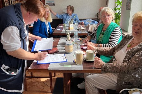 v.l. Vorstandsmitglied Frau Wolf beim ausfüllen der Teilnehmerliste
