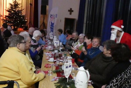 VdK-Nikolaus beim Verteilen der Geschenke