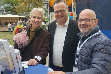 Von links nach rechts: Stadtr&auml;tin Daniela Georgi, Dezernentin f&uuml;r Wirtschaft, Sport und Ordnung; Markus Michel, Vorsitzender des Ortsbeirats Wiesbaden-Biebrich; Jimmy Cela, Sozialverband VdK Hessen-Th&uuml;ringen, Sozialberater im Beratungszentrum Wiesbaden.