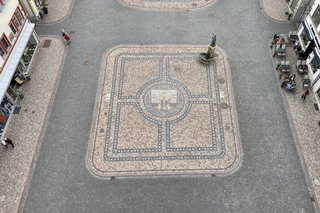 Gepflastertes Mosaik vor dem Rathausturm