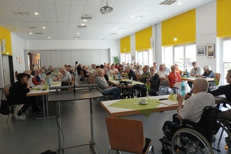 Der Vorsitzende begrüßt die Teilnehmenden und bedankt sich für deren Interesse und Teilnahme.
