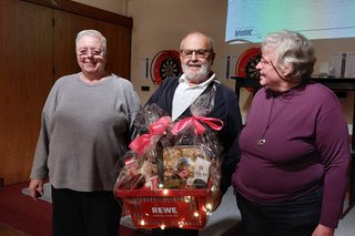 Angelika Stoltze und Hannelore Trabandt überreichen den Geschenkkorb