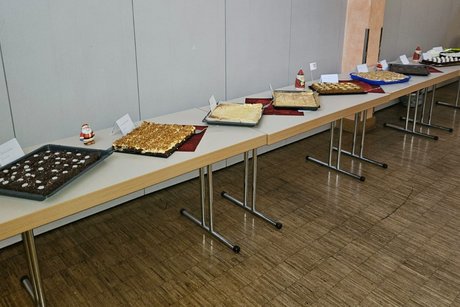 Kuchenbuffet der fleißigen Bäckerinnen Kuchenbuffet der fleißigen Bäckerinnen