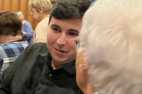 Jung und alt gemeinsam im Gespr&auml;ch, so soll es doch sein