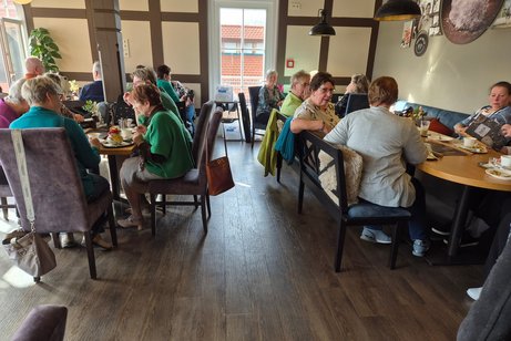 Die teilnehmenden G&auml;ste genie&szlig;en die Frauentagsfeier