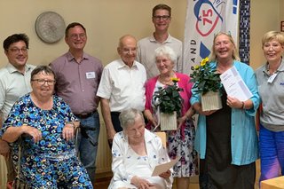 Von links nach rechts : Erster Kreisbeigeordneter Karsten Müller, Rosemarie Pfaff, Bürgermeister Dirk-Gene Hagelstein, VdK-Ehrenvorsitzender Hans-Jürgen Kuhn, Marianne Lindner, Landtagsabgeordneter Hartmut Honka, Elsbeth Friemann, Andrea Becker und Edda Schulz-Jahn