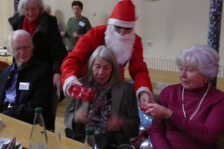 Nikolaus beim Überreichen der Geschenke