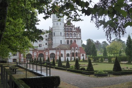 Schlosspark Basedow, im Hintergrund das Schloss