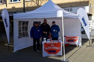 Infostand des VdK Lampertheim. Von links nach rechts. Kassenführer Norbert Schmitt, Stellv. Vorsitzende Karl-Heinz Lepper und Vorsitzender Werner Brall