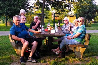 fröhliche Teilnehmer der Stammtisch-Runde am Atzbacher Anleger