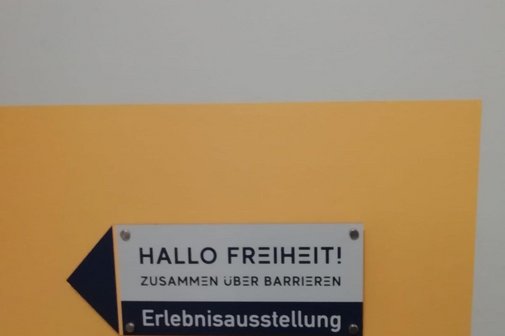 Ausstellungsschild "Hallo Freiheit - Zusammen &uuml;ber Barrieren"