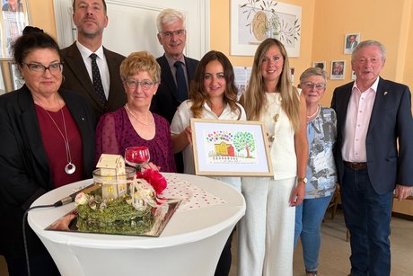 Gruppenfoto der Veranstalter mit Ehrengästen: Von links- Silvana Taliadoros-Stellvertr.Vors., Pfarrer Frank-Nico Jäger, Ruth Deiseroth-Vorsitzende Ortsverband, Landrat Torsten Warnecke, Barbara Kus-KiTa-Leiterin, Doro Kissmè-Szabo, stellvertr. Kita-Lei Gruppenfoto der Veranstalter mit Ehrengästen: Von links- Silvana Taliadoros-Stellvertr.Vors., Pfarrer Frank-Nico Jäger, Ruth Deiseroth-Vorsitzende Ortsverband, Landrat Torsten Warnecke, Barbara Kus-KiTa-Leiterin, Doro Kissmè-Szabo, stellvertr. Kita-Leiterin, Karin Hubenthal, Vorsitzende VdK Kreisverband, Gerhard Deiseroth, Vorsitzender Walter-Zilch-Begegnungsstätte Bad Hersfeld e.V..