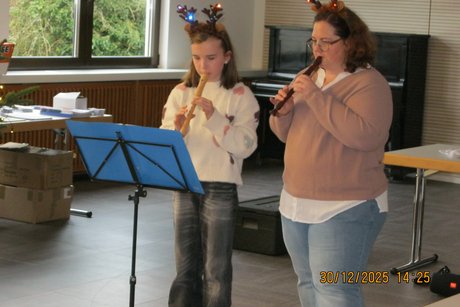 Evi Will mit einer jungen Dame beim Flötenspiel Flötenspiel mit Evi Will