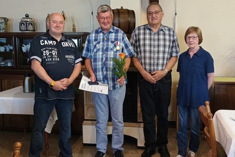 Benennung aller auf dem Foto zu sehender Personen.