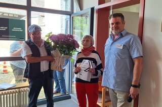 Hiltrud Hainbach erhält die "VdK Ehrenplakette in Silber" für ihr 25 jähriges Vorstands Jubiläum überreicht durch den Vorsitzenden des Kreisverbands Sascha Lember und den Ortsverbandsvorsitzenden Hans-Joachim Hofmann