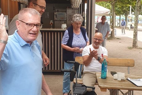 Vorsitzender Michael Koshold Gerich begr&uuml;&szlig;t und hei&szlig;t die Mitglieder des VdK Ortsverband Wiesbaden-Biebrich am BIG Rheinufer Weinstand willkommen.