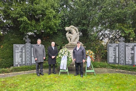 Volkstrauertag 16.11.2025 Auf dem Bild sind Vertreter des Ortsverbandes Wallerstädten und der Bürgermeister Jörg Rüdenklau zu sehen