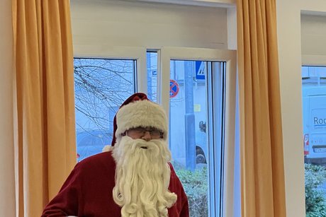 Der Weihnachtsmann (alias Rudi Moritz) verteilt Geschenke