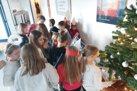 Die Kinder durften sich am Gabentisch etwas aussuchen