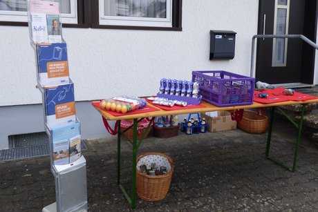 ein tisch eingedeckt mit ostereiern, -hasen und vdk samentütchen.