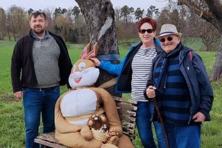 Der Osterhase am Weg samt weiteren Hasen