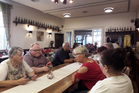 Die Gäste sitzen am Tisch.
