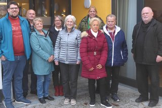 Auf dem Foto sehen Sie von links: Alexander Heger, Karl-Heinz Müller, Irmgard Schwarzenau, Mechthild Müller, Irmgard Müller, die Leiterin des Pflegewohnstifts Pia Altmann, Inge und Willi Beck sowie Helmut Müller.