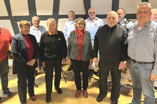 Auf dem Foto sehen Sie von links vorne Achim Garde, Anita Heger, Willi Beck, Mechthild und Helmut Müller sowie Bürgermeister Matthias Pfeifer. Von links hinten Heinz Völkner, Wolfgang Gottfried, Dr. Gustav Ost, Gerhard Hickel und Dietmar Erbse von der Hasselrother Hausmusik.