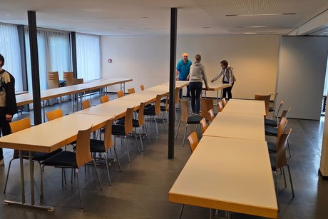 Stellen der Tische und St&uuml;hle