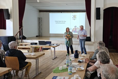 Veranstaltung Demenz mit Rednerin und Vorsitzenden mit Blumenstrauß Veranstaltung Demenz mit Rednerin und Vorsitzenden mit Blumenstrauß