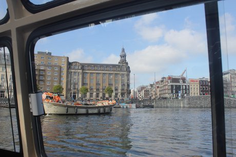 Fahrt durch die Grachten von Amsterdam.