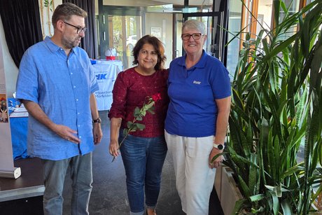 75 Jahrfeier des VDK OV-Mörfelden Natürlich bekam auch die Frau des Bürgermeisters eine rote Rose