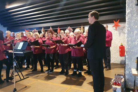 Kindertanzgruppe auf der Bühne Weihnachtsfest der VdK Ortsverband Wiesbaden Biebrich
