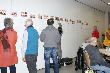 Das Bild zeigt die Wand mit der angebrachten Präsentation von den Anfängen des VdK in der Nachkriegszeit bis heute.