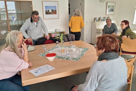 Ein Tisch im Raum an dem der Vorstand sitzt oder steht und auf die Ankunft der Mitglieder wartet