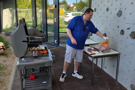 75 Jahrfeier des VDK OV-Mörfelden Sandro Scarabaccio unser Grillmeister