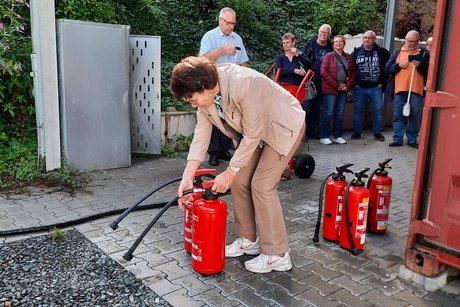 Ein Mitglied beim Feuer löschen