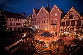 Weihnachtsmarkt Bad Wimpfen mit Karussell vor Altstadthäuserzeile