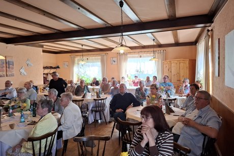 Info 09.05.2026 Blick in den Saal