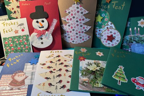 Das Ergebnis der letzten Pinselpost-Aktion sind farbenfrohe Postkarten mit weihnachtlichen Motiven